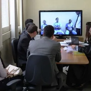 Interrogatórios por videoconferência podem ferir o Direito de Defesa?